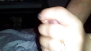 பல் இல்லாத பாட்டி புஸ்ஸியை நக்குகிறார்