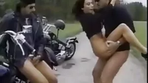 அலிசன் ஏஞ்சல் ஒரு சேவலை உறிஞ்சுகிறார்
