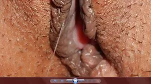 கவர்ச்சியான பெண் ஒரு கருப்பு சேவல் பெறுகிறார்