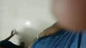 சுருள் முடி கொண்ட சிறிய பொன்னிறம்