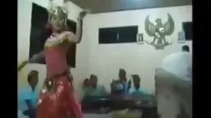 பையன் தனது கழுதையை ஒரு ஜோடி ஆதிக்கம் செலுத்தும் பிட்ச்களால் தாக்குகிறான்