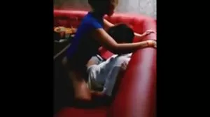 மனைவி கணவரின் நிர்வாணப் படங்களை எடுக்கிறார்