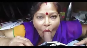 அவற்றில் பெரிய தில்டோஸ் கொண்ட பெரிய புஸ்ஸி
